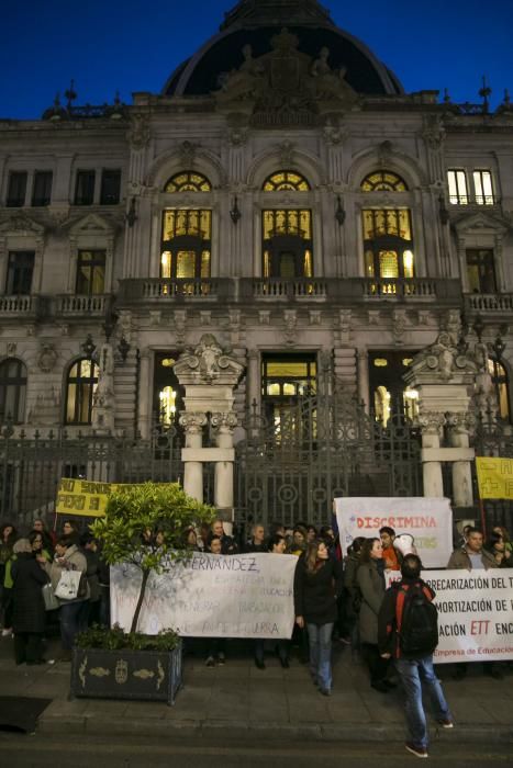 Concentración de fisioterapeutas frente a la Junta General del Principado.