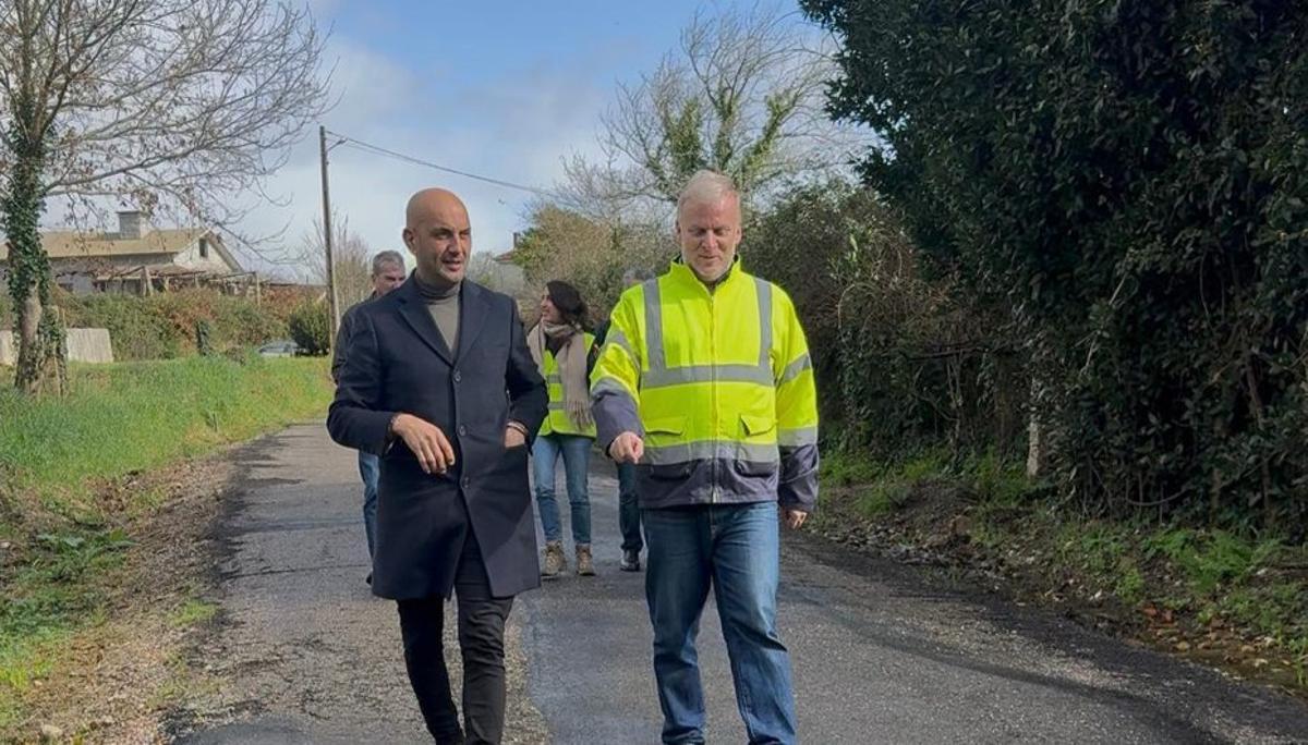El alcalde, Alejandro Lorenzo, supervisa el asfaltado de caminos. | D^P.