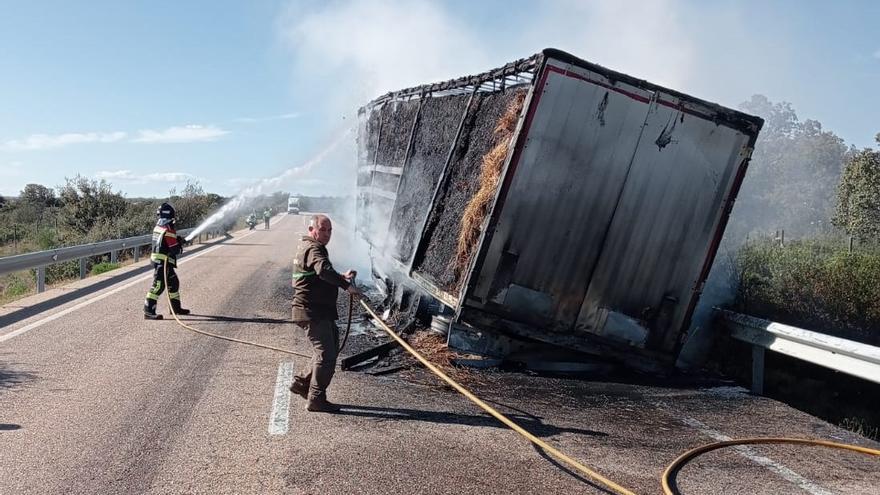 GALERÍA | Incendio de un camión de paja en la N-122