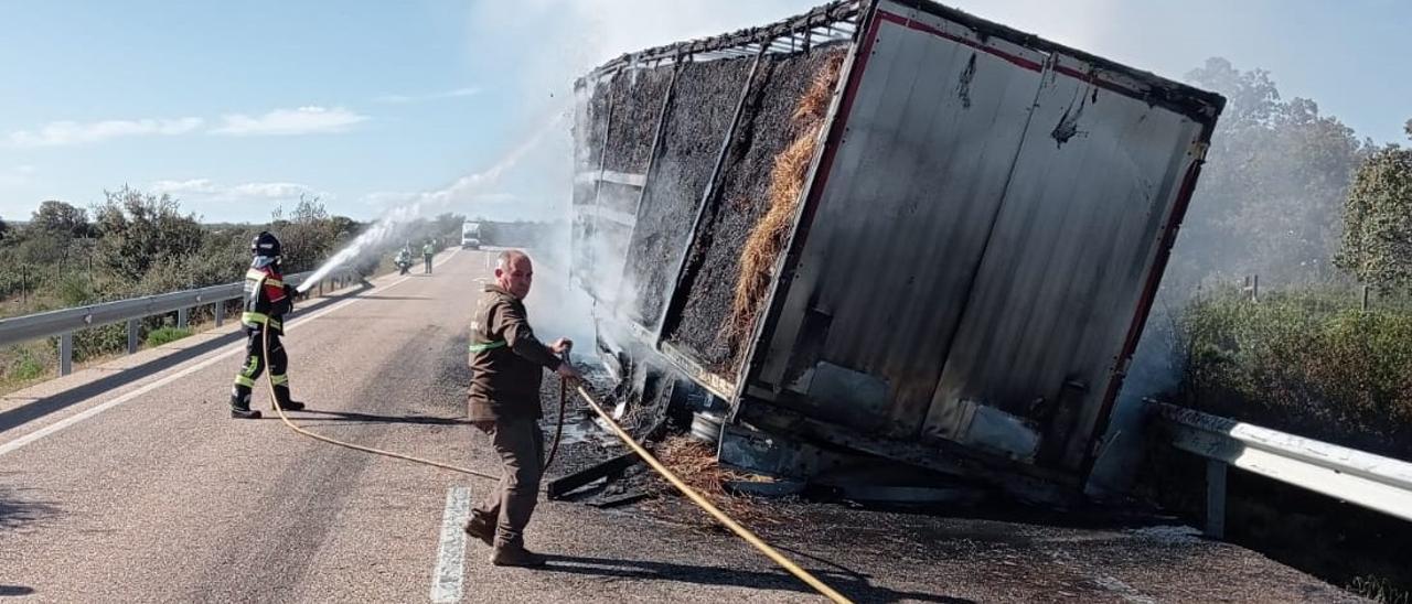 GALERÍA | Incendio de un camión de paja en la N-122