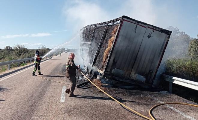 GALERÍA | Incendio de un camión de paja en la N-122