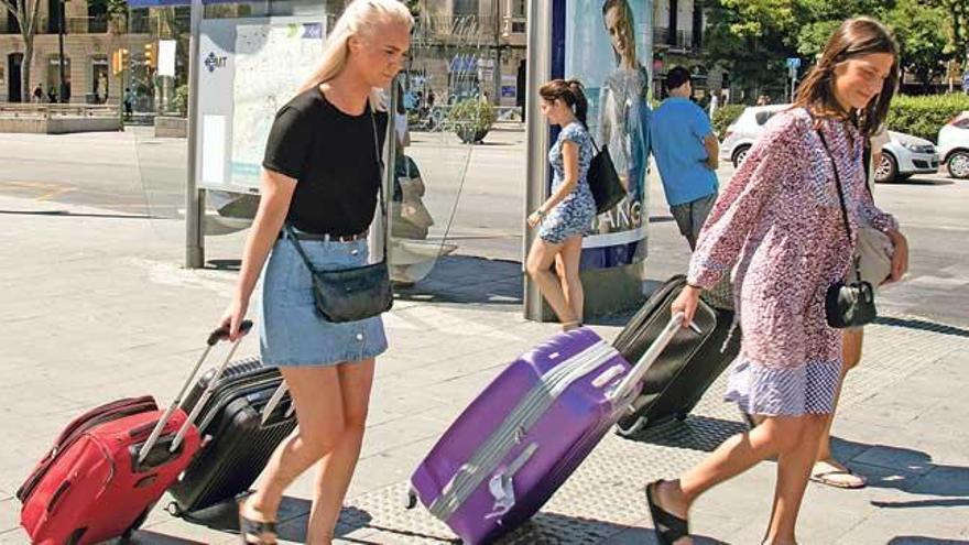 Dos turistas, en Palma, este verano.