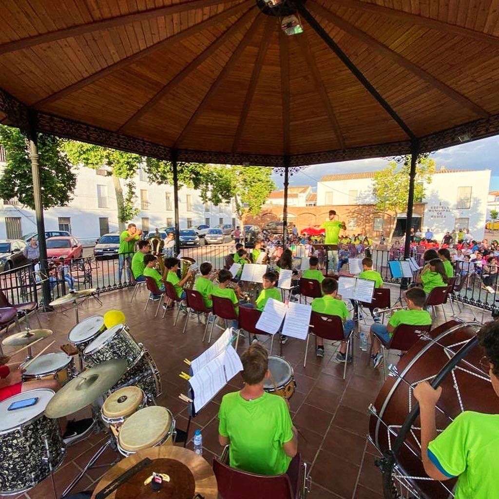 Actuación de la banda infantil de Monesterio-Cabeza la Vaca.