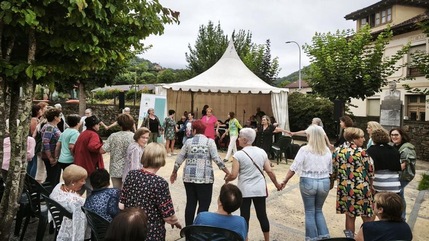 Música en directo para el verano: Así están siendo los &quot;Atardeceres&quot; de los viernes en Laviana