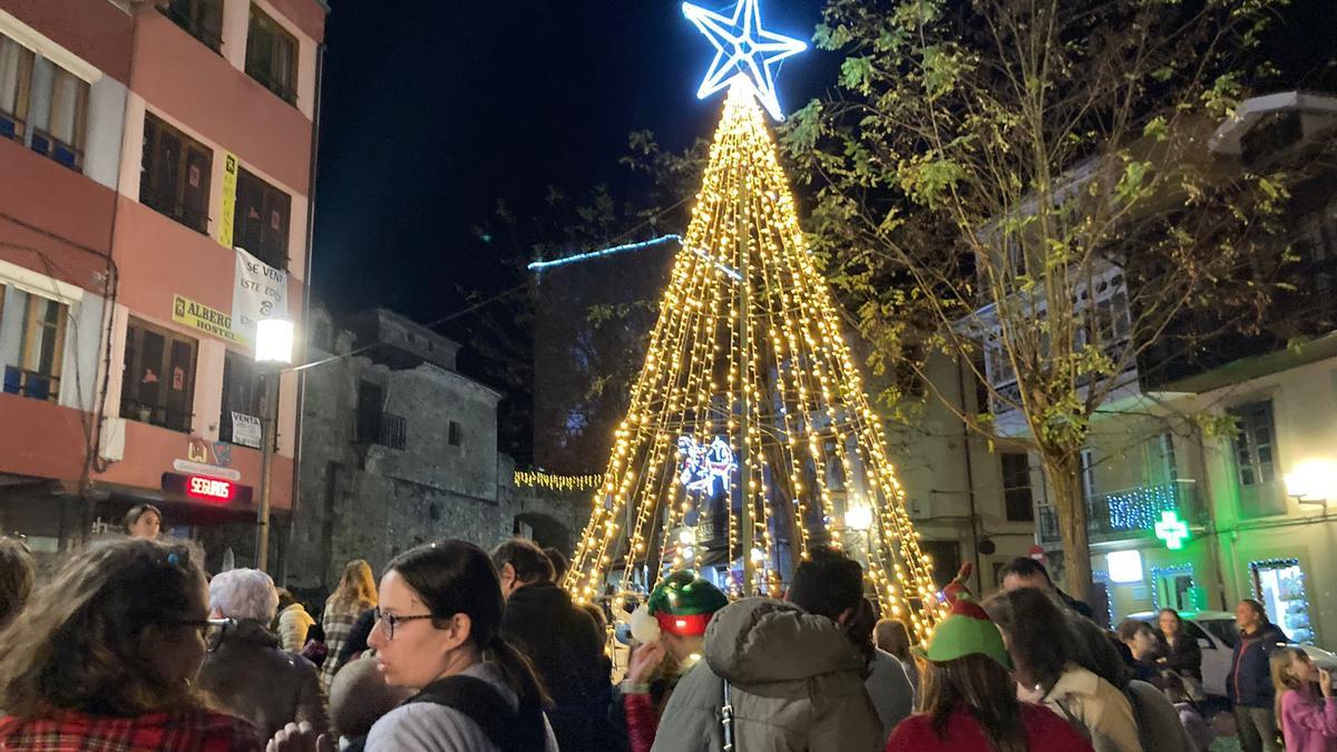 Ambiente en el encendido navideño de Salas.