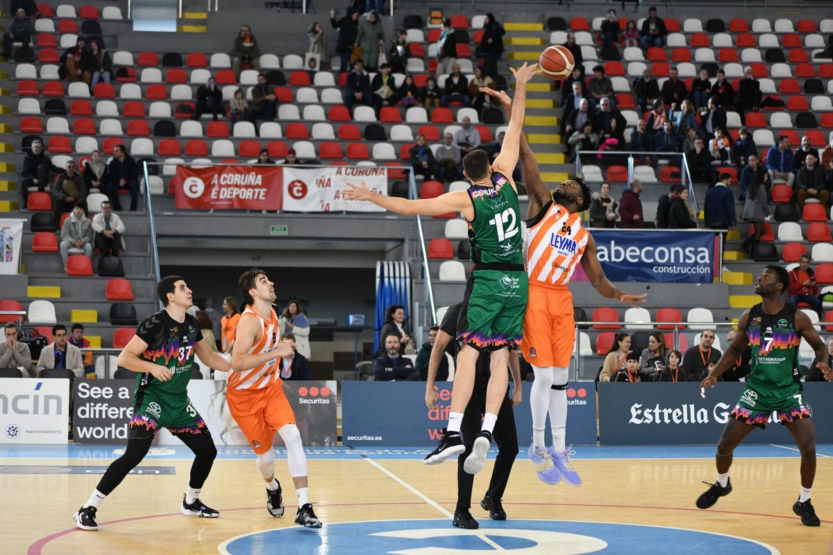 Salto inicial del partido.