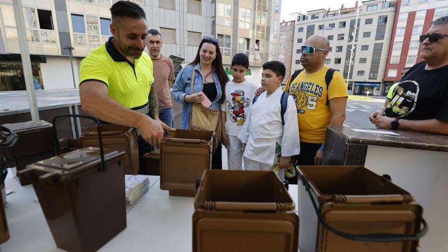 Moreda, al fondo, en un reciente reparto de contenedores domésticos para materia orgánica.