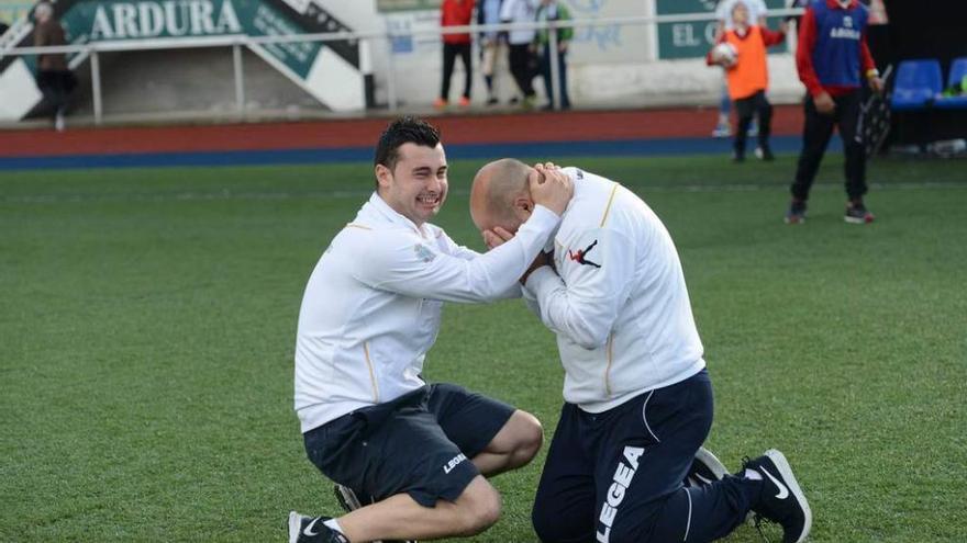 Un ayudante felicita a Lemos, que llora de emoción al final del encuentro.