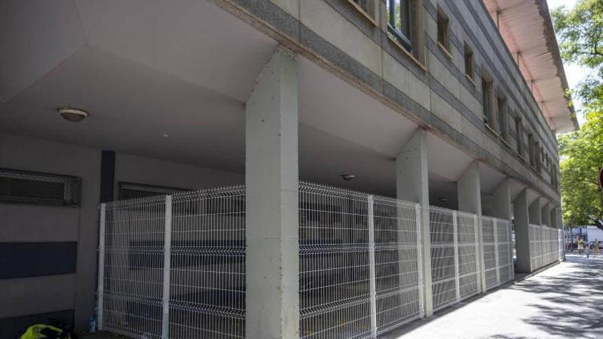 Blindan con una verja el centro de salud de Son Gotleu para evitar que pernocten personas sin techo