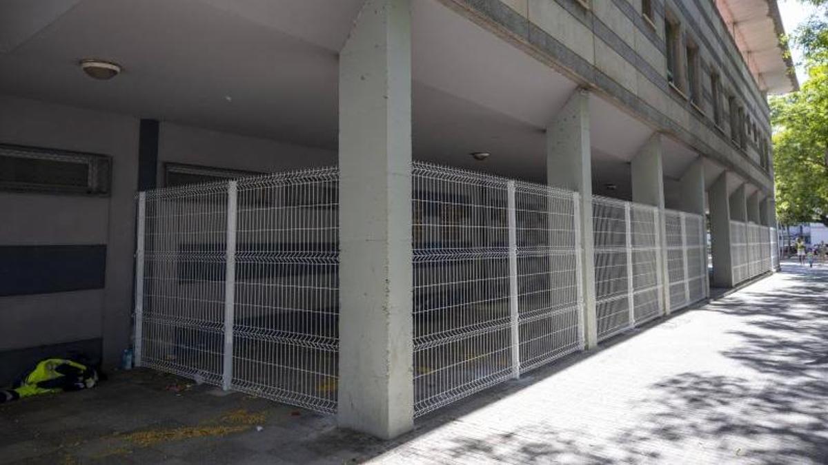 Verja instalada en el acceso al centro de salud de Son Gotleu.
