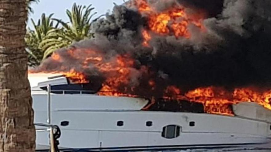 20-Meter-Yacht geht in Puerto Portals in Flammen auf