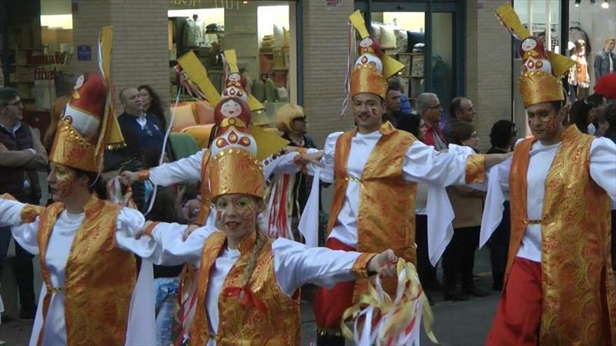 2.000 participantes en un gran desfile