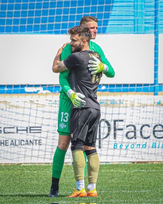 El exblanquiazul Álvaro Pérez abraza al portero debutante Dani Atanes, que se estrenó como titular en Liga con 20 años supliendo a Manu Herrera.