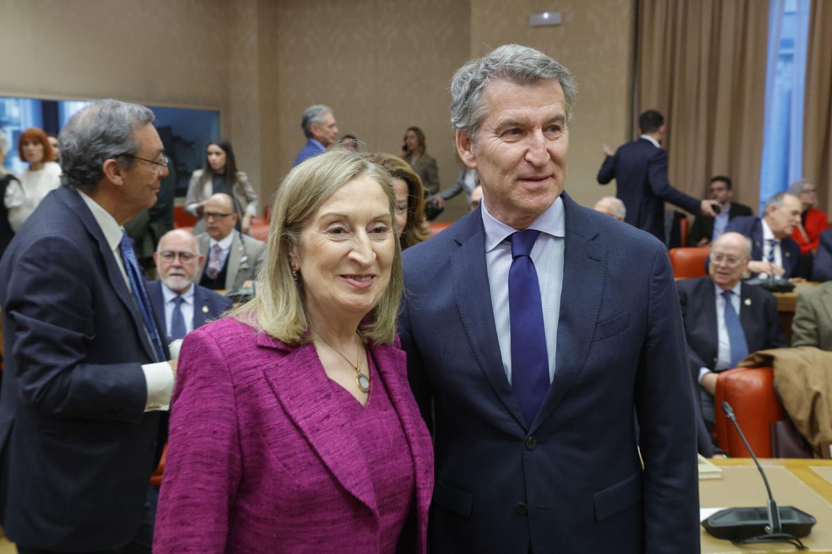 El líder del PP, Alberto Nuñez-Feijóo, posa junto a Ana Pastor durante la presentación del libro de sus discursos parlamentarios.