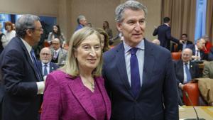 MADRID, 27/03/2025.- El líder del PP, Alberto Nuñez-Feijóo, posa junto a Ana Pastor durante la presentación del libro de ésta, Discursos parlamentarios de Ana Pastor Julián. La presidenta del Congreso de los Diputados 2016-2019, este jueves en el Congreso. EFE/Zipi Aragón