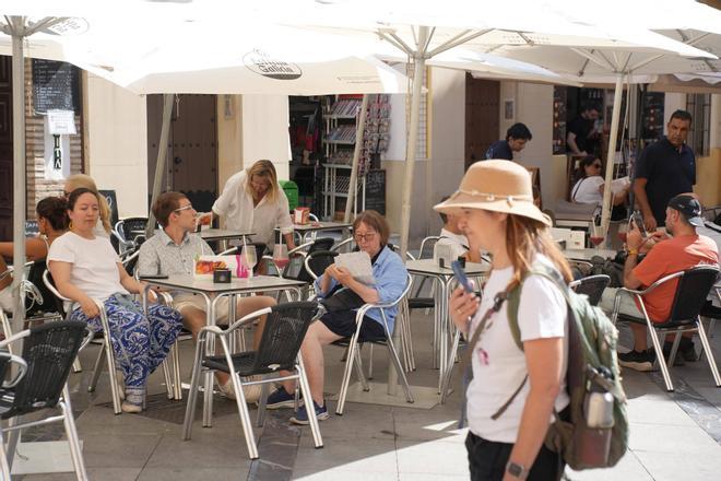 Así viven los turistas el calor de Córdoba en pleno agosto: abanicos, agua y visitas a primera hora