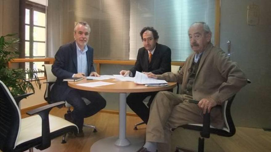 Giménez y los herederos del escritor, en la firma.