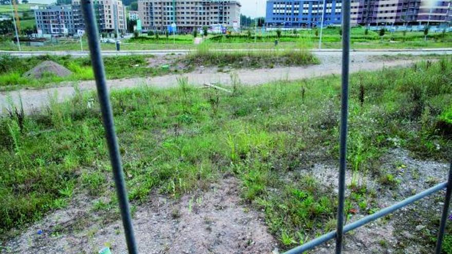 Parcelas vacías, en primer término, y pisos en construcción al fondo en la urbanización de La Magdalena.