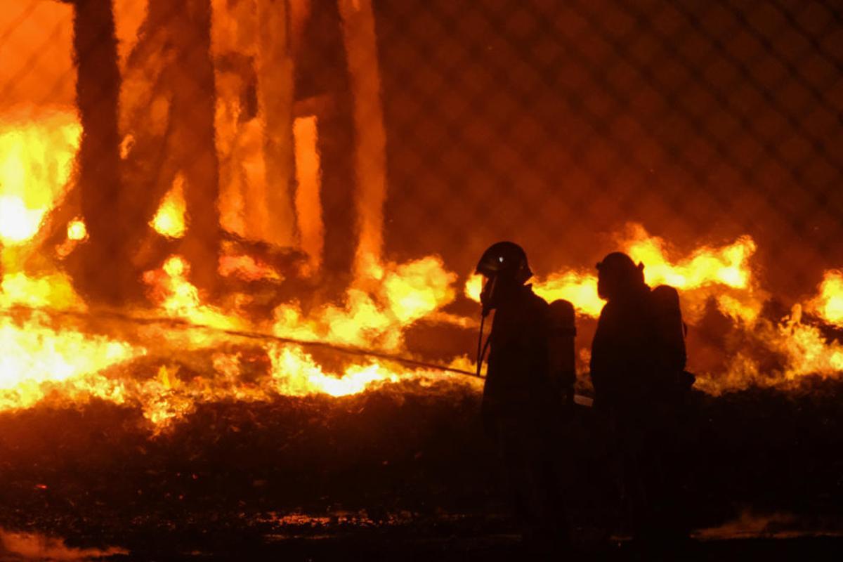 Un espectacular incendio calcina una fábrica de palets en La Marina.