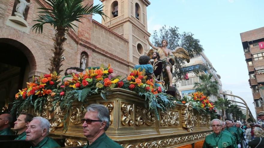 Pasión y muerte de Jesús en 18 imágenes en el Viernes Santo de Torrevieja