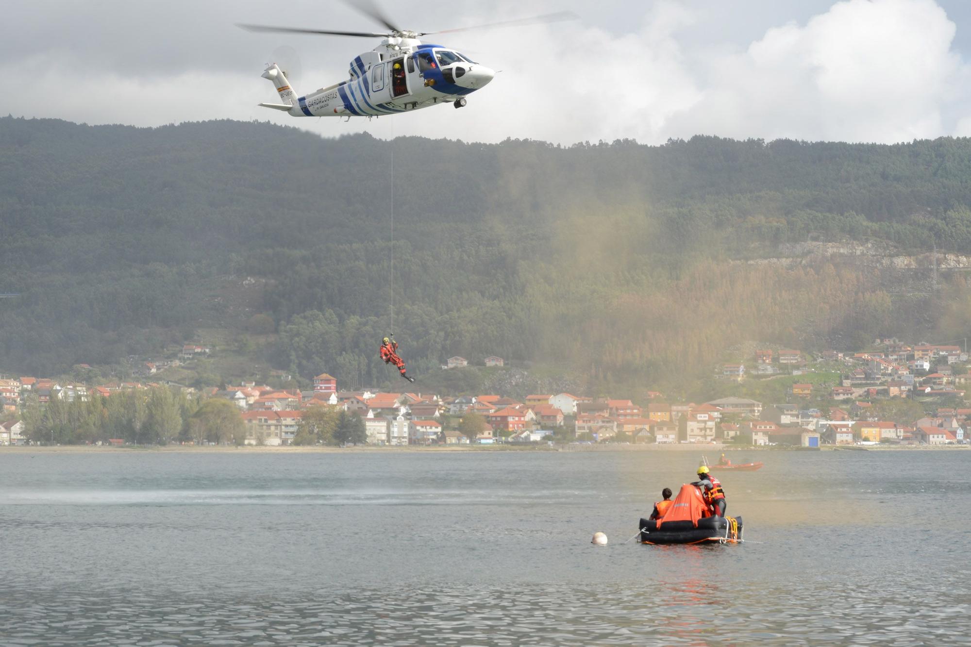 Escenas del simulacro de rescate frente a Moaña.