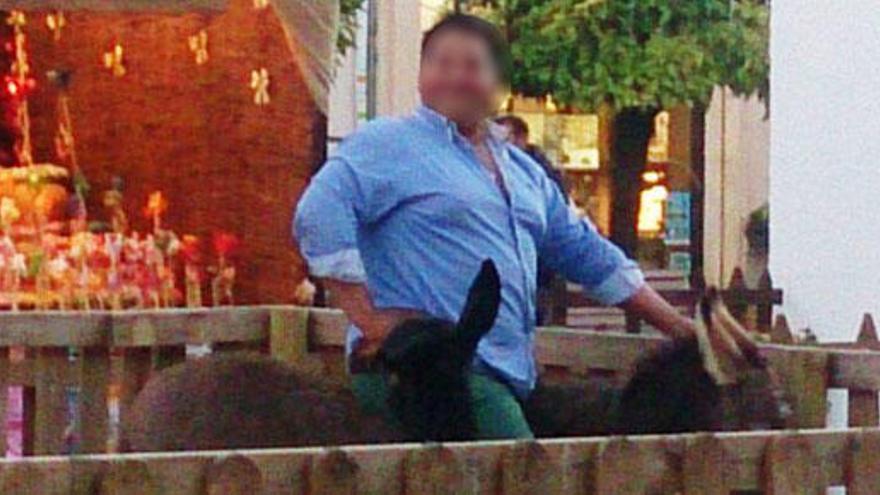 Según la denuncia, el hombre pesa unos 150 kilos.