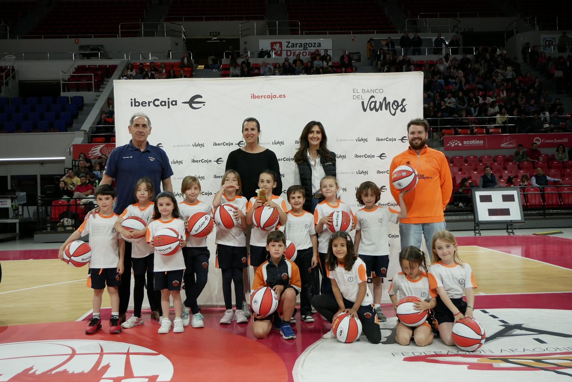 EN IMÁGENES | Reparto de balones de "Liga de Escuelas Ibercaja" en el Príncipe Felipe