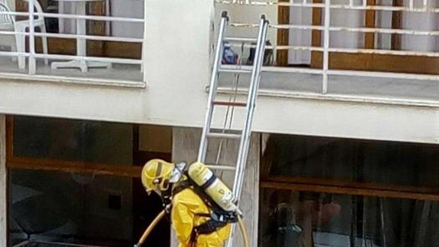 Un hombre se suicida provocando una nube tóxica que afecta a tres policías