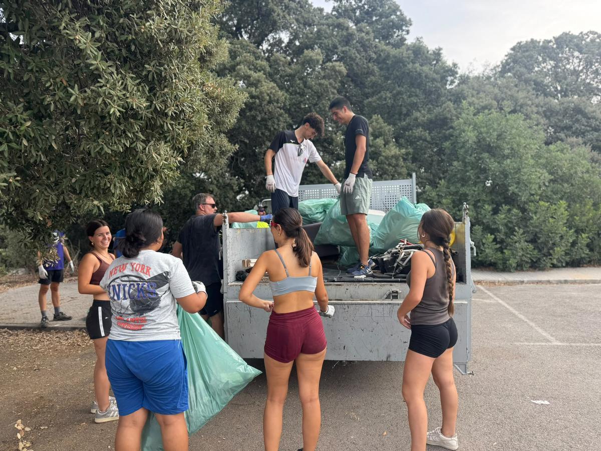 Las imágenes de la jornada de limpieza en el torrente de Almadrà