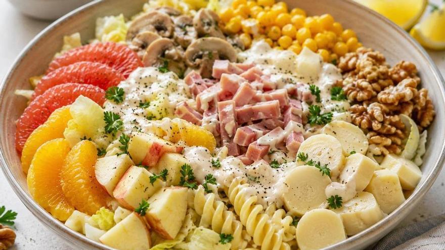 Pasta, verdura, frutos secos, jamón y un sinfín de ingredientes para esta ensalada tropical deliciosa (sin piña)