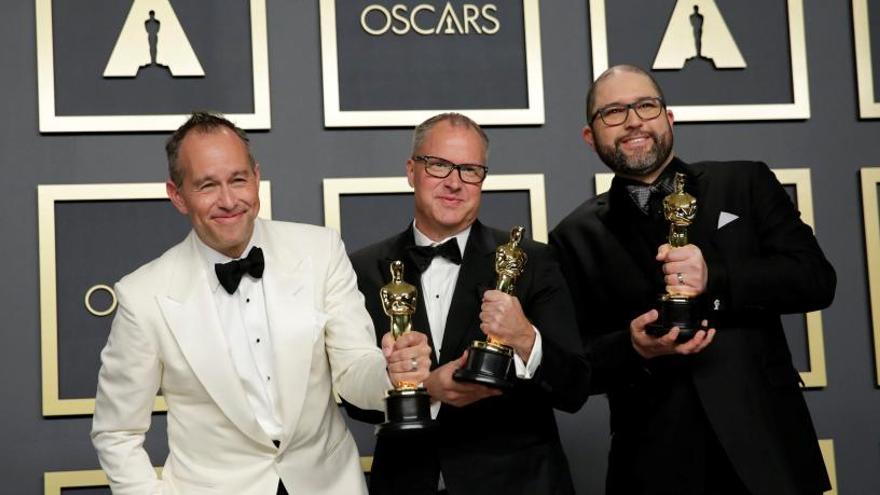 Jonas Rivera, Mark Nielsen y Josh Cooley posan con el premio a mejor película de animación.