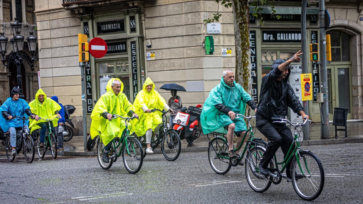 Lluvias en BarcelonaUn grupo de personas con chubasqueros van en bicicleta bajo la lluvia cruzando la Ronda de Sant Antoni de Barcelona, en mayo 2023