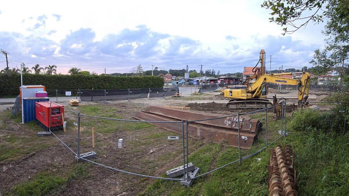 Trabajos en la parcela de la Avenida de Portugal para instalar la gasolinera.