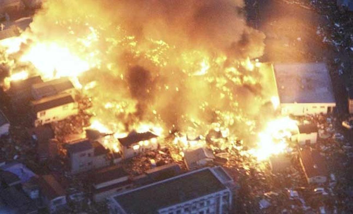 Cases i edificis en flames després del terratrèmol a la ciutat de Yamada, a la prefectura d’Iwate, al nord-est del Japó. Cases i edificis en flames després del terratrèmol a la ciutat de Yamada, a la prefectura d’Iwate, al nord-est del Japó.