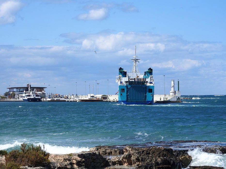 Las fuertes rachas de viento del noroeste han dificultado este martes la navegación entre Ibiza y Formentera durante toda la mañana.