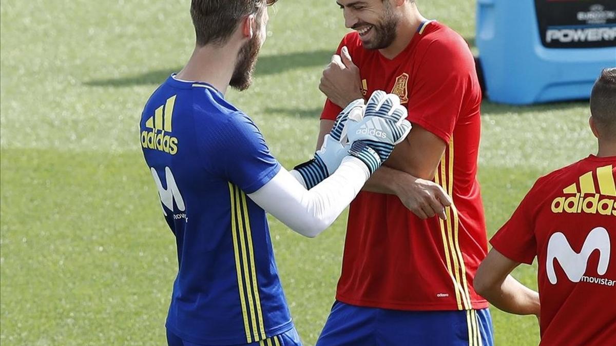 De Gea y Piqué bromean durante el entrenamiento de la selección española