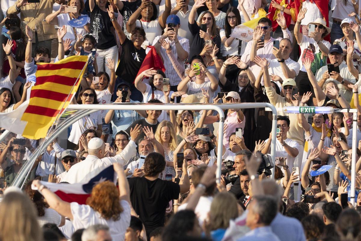 Vigilia del Papa León XIV en el Estadio Olímpico Lluís Companys.