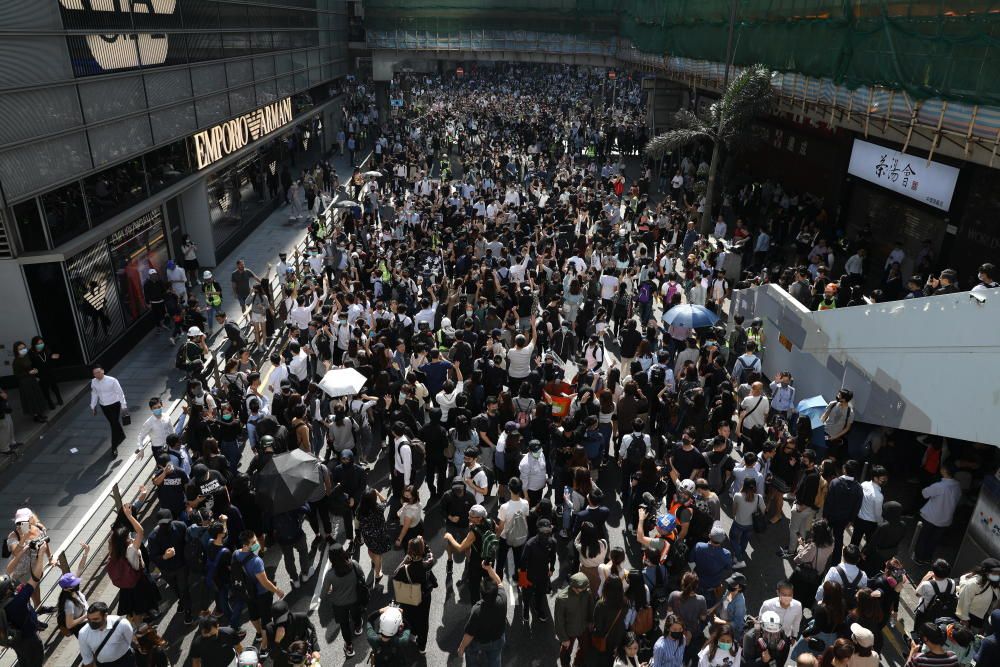 La violencia marcó este lunes una intensa jornada de huelga convocada por el movimiento de protesta hongkonés.