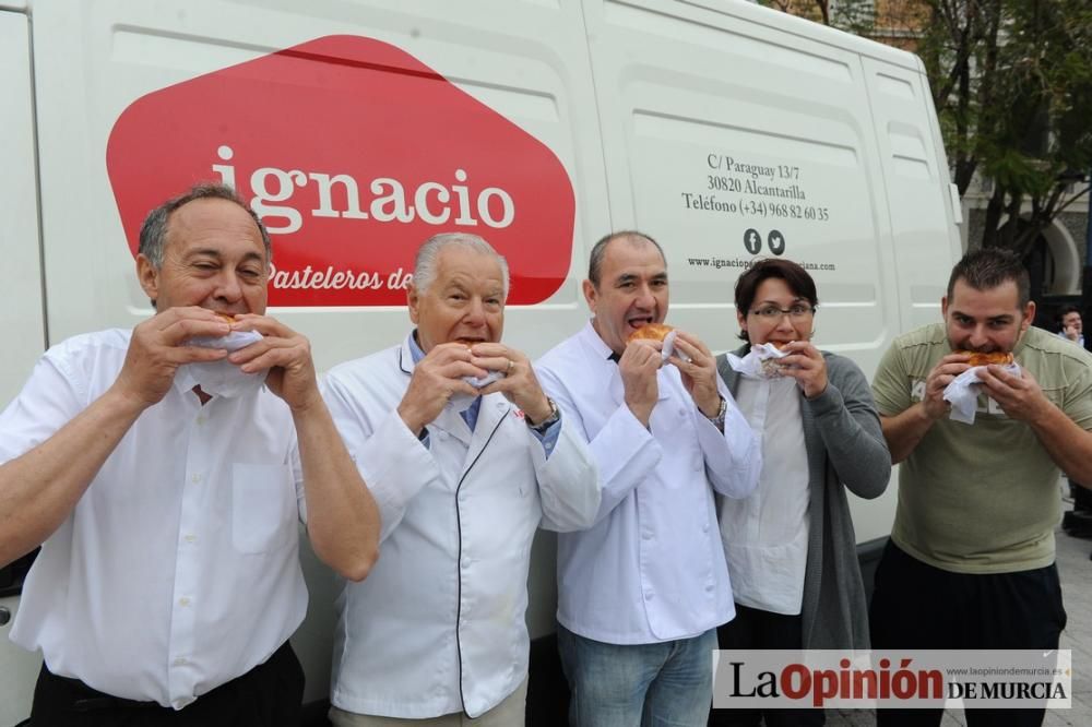 Reparto de pasteles de carne en el Cuartel de Arti