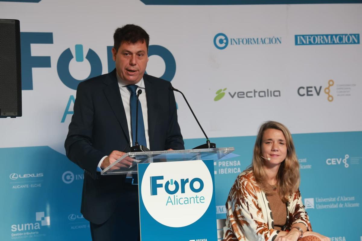 El presidente de CEV Alicante, César Quintanilla, ha introducido a Ángela de Miguel.