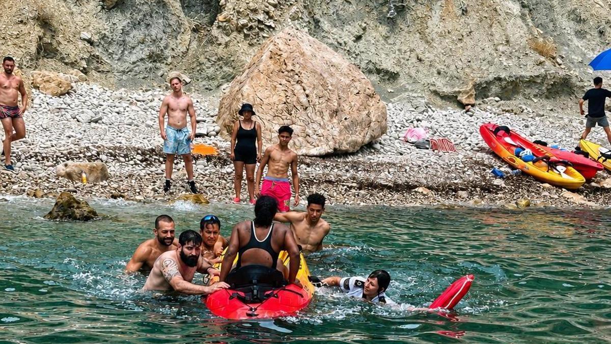 La UVIM de la Policía Local de Calp realizó el primer rescate de la temporada en la cala Racó del Corb.