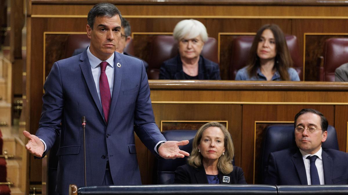 Pedro Sánchez, junto a Nadia Calviño y José Manuel Albares.