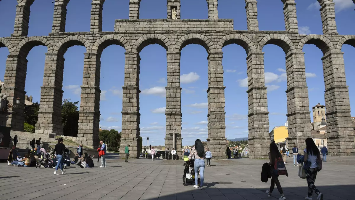 La subasta ilegal de una piedra del Acueducto de Segovia acaba con denuncia a la Fiscalía