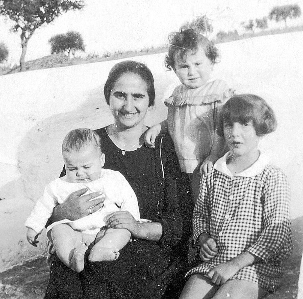 Leoncia Gómez, con los familiares del letrado Felipe Álvarez de Uribarri.