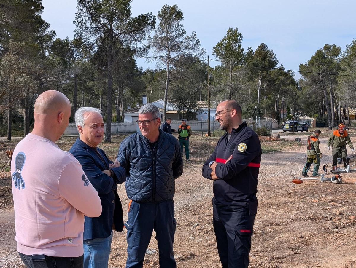 El alcalde de Utiel, Ricardo Gabaldón, junto a los mandos de las brigadas.