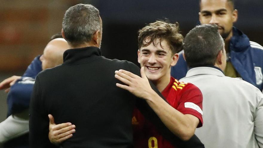 Luis Enrique abraza a Gavi tras el encuentro de la selección ante Italia en San Siro.