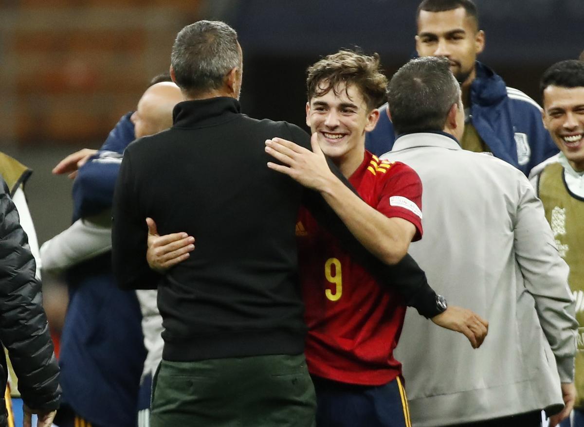 Luis Enrique abraza a Gavi tras el encuentro de la selección ante Italia en San Siro.