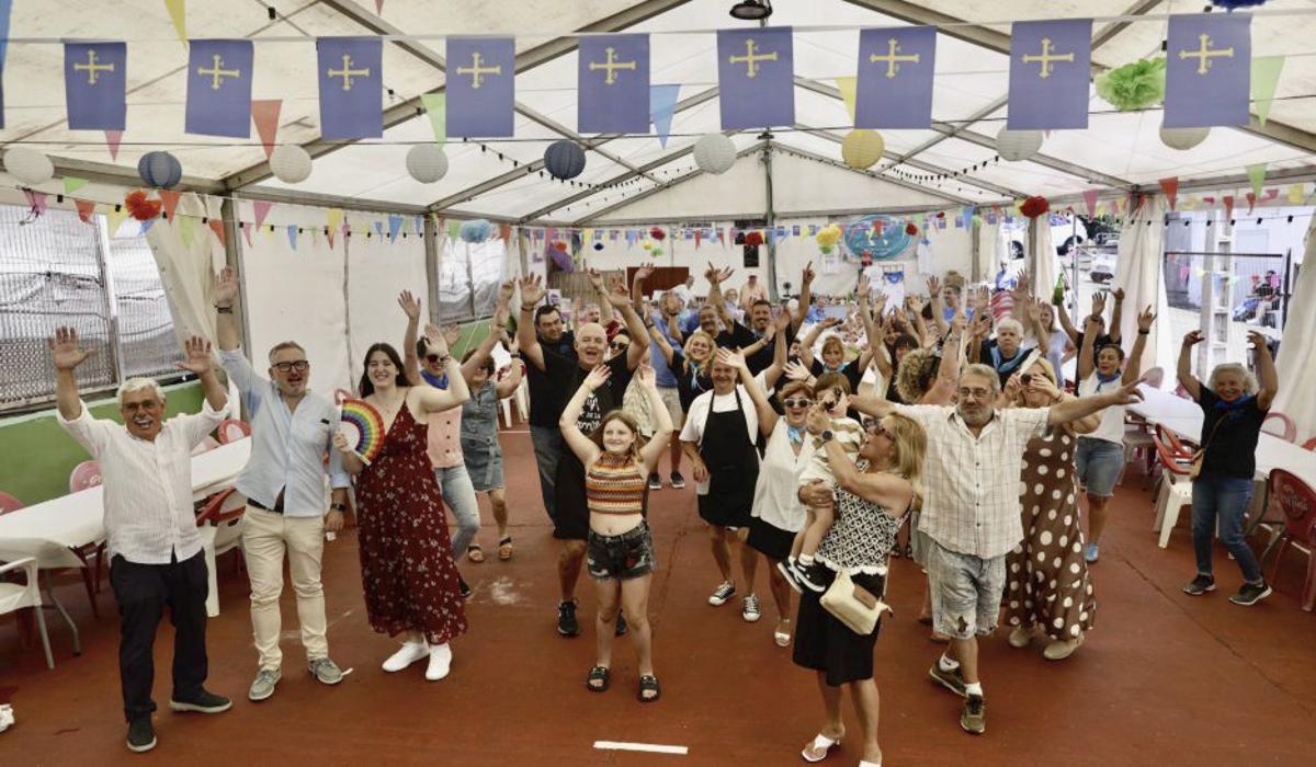 Arriba a la izquierda, ambiente en las fiestas de El Muselín. Y a la derecha, los asistentes siguiendo el partido de la Selección Española en l carpa de Viesques. Sobre estas líneas, a la izquierda, las sevillanas en Tremañes. En el centro, Leticia Sabater durante su actuación en las fiestas de La Calzada. Y a la derecha, gentío en las celebraciones en Mareo. | MARCOS LEÓN