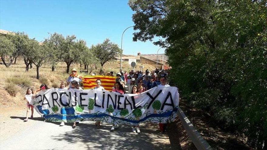 Masiva protesta para exigir un parque lineal junto al embalse