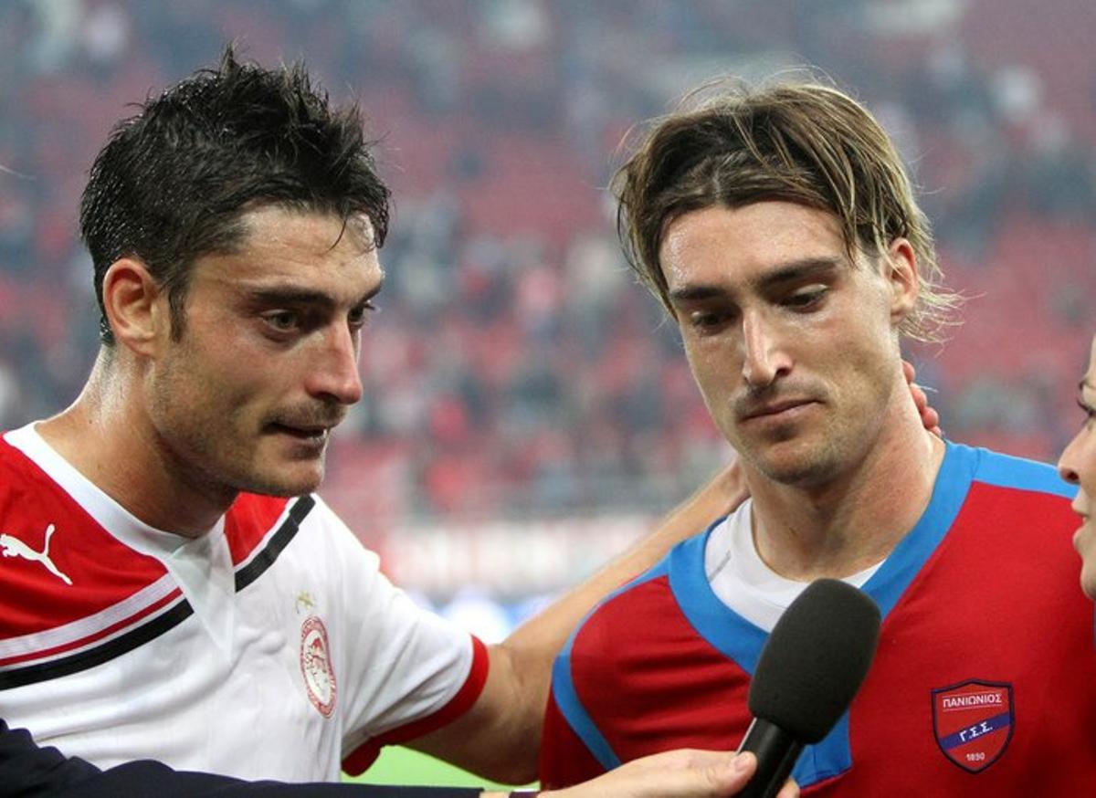 Sito Riera junto a su hermano, Oriol Riera, en un partido de la liga griega.